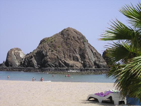 La isla de Snoopy en Fujairah... frente a una de las maravillosas playas del Emirato